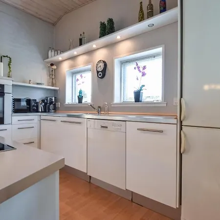 Four Bedroom Holiday In Hébergement de vacances Otterup