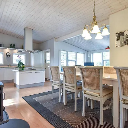 Four Bedroom Holiday In Hébergement de vacances