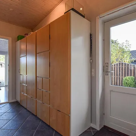 Four Bedroom Holiday In Hébergement de vacances Otterup